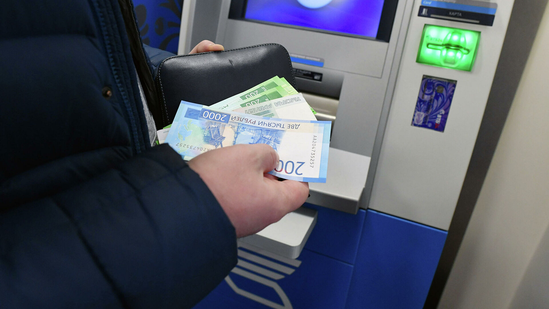 Женщина производит снятие денег в банкомате - РИА Новости, 1920, 15.01.2021